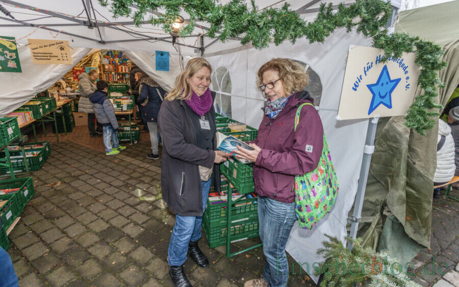 Das Bücherzelt des Vereins "Wir für Holzwickede" werden Besucher in diesem Jahr vergeblich auf dem Weihnachtsmarkt suchen. Der Verein kann die Hygienevorschriften nicht gewährleisten. Im Bild vorne links: die Vereinsvorsitzende Andrea Rumpel. (Foto: P. Gräber - Emscherblog)