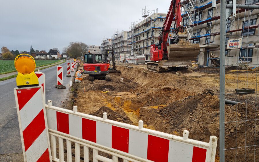 Die Sperrung der Sölder Straße wird kurzfristig diese Woche aufgehoben. Die Bauarbeiten an dem Gehweg vor dem Wohnpark Emscherquelle werden im neuen Jahr am 10. Januar fortgesetzt - und dann muss auch die Sölder Straße noch einmal gesperrt werden. (Foto: P. Gräber - Emscherblog) 