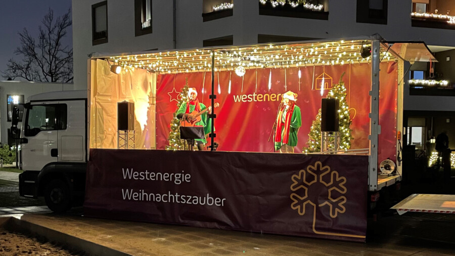 Das Musik-Duo des Westenergie Weihnachtszaubers überraschte bereits im Vorjahr Menschen mit Weihnachtsliedern vor ihrer Haustür. (Foto: Westenergie)