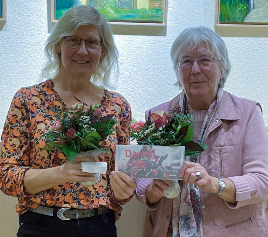 ickes Dankeschön für die geleistete engagierte Arbeit zum Abschied:  Andrea Rumpel (l.) und Anne Schulte-Altedorneburg. (Foto: privat) 
