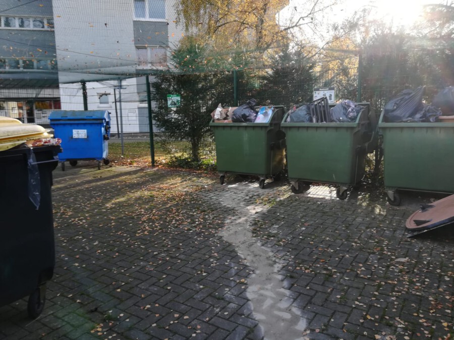Der Müllkäfig, in dem die Abfallcontainer für die UKBS-Häuser Im Bruch stehen, ist unbeschädigt. Offenbar verfügen die Übertäte rüber einen Schlüssel zum Abfallplatz.  (Foto: privat)