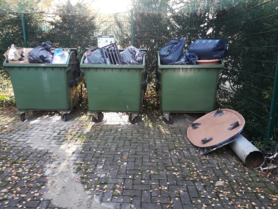 Ärgerlich für die Mieter der UKBS-Häuser Im Bruch: Am Morgen nach der planmäßigen Leerung sahen die Abfallcontainer wieder so aus. (Foto: privat)  