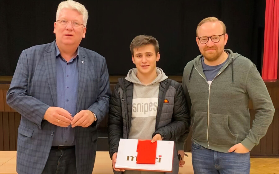 Der SPD-Landtagsabgeordnete Hartmut Ganzke (li.) und der Holzwickeder SPD-Vorsitzende Jonas Beckmann (r.) bedankten sich bei Matteo Weitner für sein Engagement und überreichten ihm ds Parteibuch. (Foto: SPD Holzwickede)