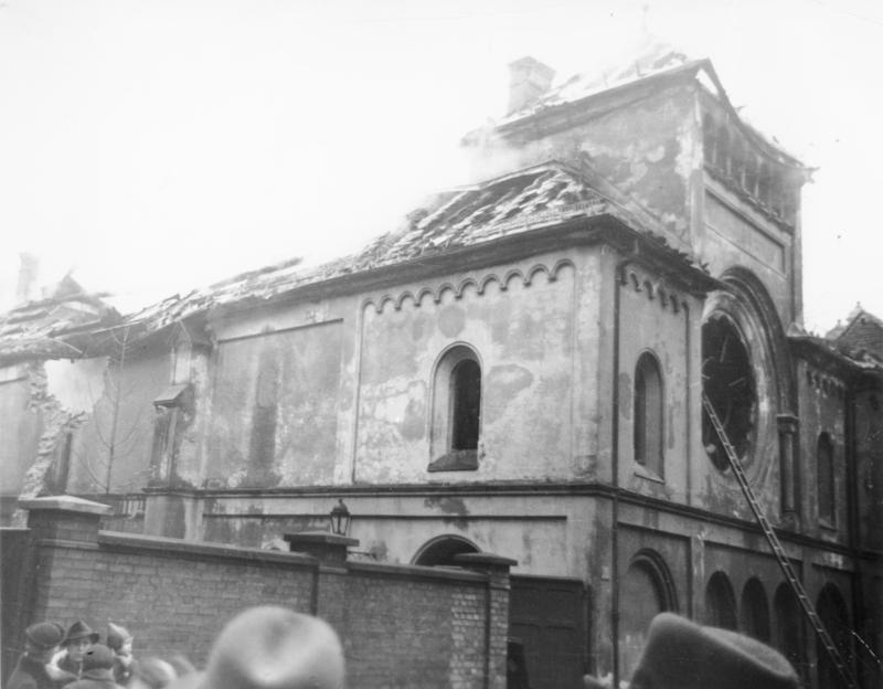 Das Bild zeigt die bei dem Brandanschlag am 9. November 1938 zerstörte orthodoxe Synagoge Ohel Jakob in der Herzog-Rudolf-Straße in München. (Bundesarchiv Bild 146-1970-041-46, München, CC BY-SA 3.0 de)