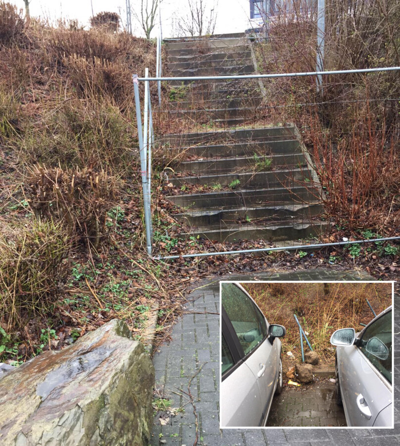 Um diese Treppenanlage zum P+R-Parkplatz an der Wilhelmstraße geht es. Das kleine Bild zeigt Absperrpfosten, die zwischen den parkenden Pkw herumliegen. (Foto: privat)  