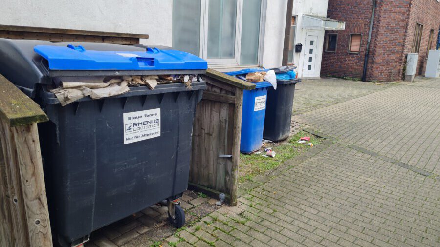 Für Abfallbehälter auf dem Gehweg gelten die Regeln der gemeindlichen Abfallsatzung: Nach Beschwerden von Bürgern hat die Gemeinde inzwischen diese Müllbehälter an der Josefstraße (Bild) entfernen lassen. (Foto: P. Gräber - Emscherblog)