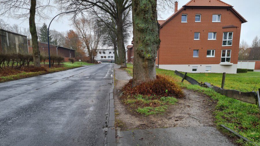 In der Rausinger Straße wird nach jahrelangen Planungen nun doch kein Gehweg realisiert, Damit bleibt die Situation wie sie ist. (Foto: P. Gräber - Emscherblog)