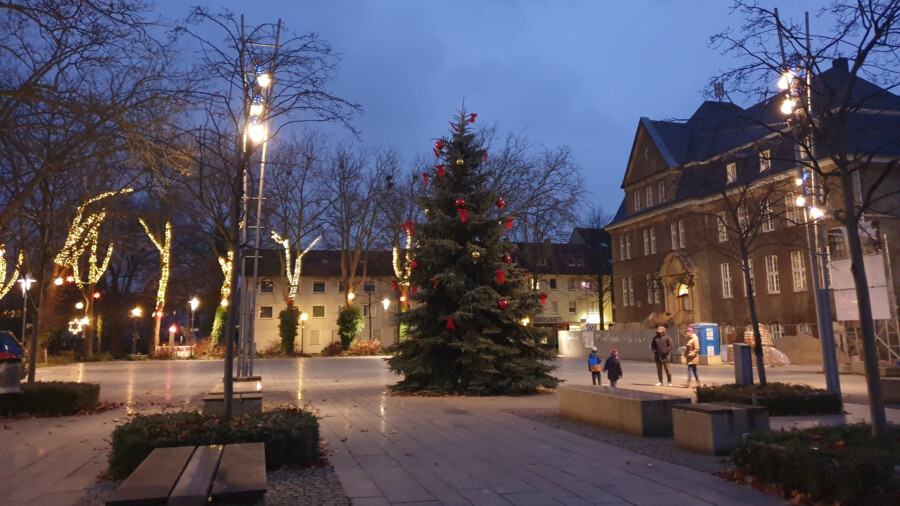 Der Marktplatz ist weihnachtlich beleuchtet. Leider haben Unbekannte schon zweimal die Stromzufuhren gekappt und entwendet. (Foto: Gemeinde Holzwickede) 