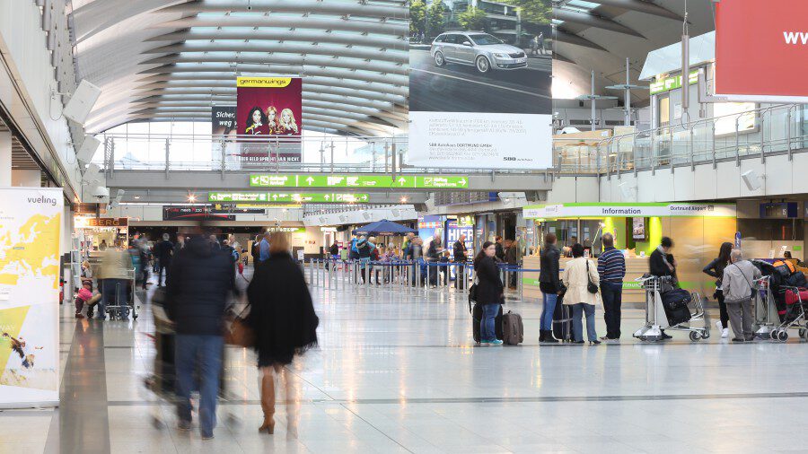 Am Flughafen Dortmund gibt es neuerdings eine Fast Lane, die vom britischen Partner ParkVia Ltd. angeboten wird. Die Überholspur vor der Sicherheitskontrolle spart Zeit vor dem Abflug. (Foto: Dortmund Airport)