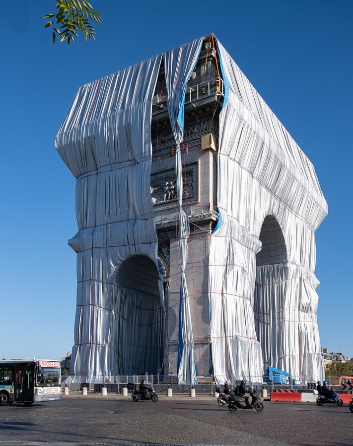 Der Verhüllung des Arc de Triomphe im Oktober 2021, ein Projekt von Christo und Jeanne-Claude,  widmet der Freundeskreis die Titelstory seines gerade erschienenen neuen Magazins. (Foto: JTSH26 by commons/wikimedia.org by CC 4.0)   