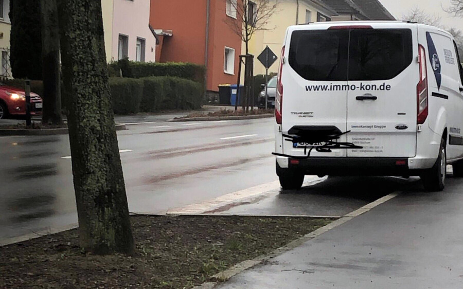 Mit diesem Foto verdeutlichen die Liberalen, wie  schlecht die Einsicht für Verkehrsteilnehmer im Einmündungsbereich Haupt- und Winkelstraße aufgrund parkender Autos ist. (Foto: FDP Holzwickede) 