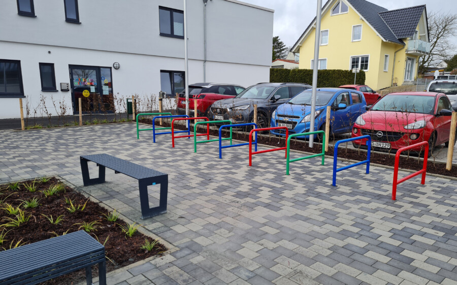 Durch Neugestaltung der Außenanlage vor der neuen OGS der Paul-Gerhardt-Schule sind u.a. 15 neue Parkplätze für Autos, 36 neue Stellplätze für Fahrräder und Roller und auch Sitzgelegenheiten entstanden.
