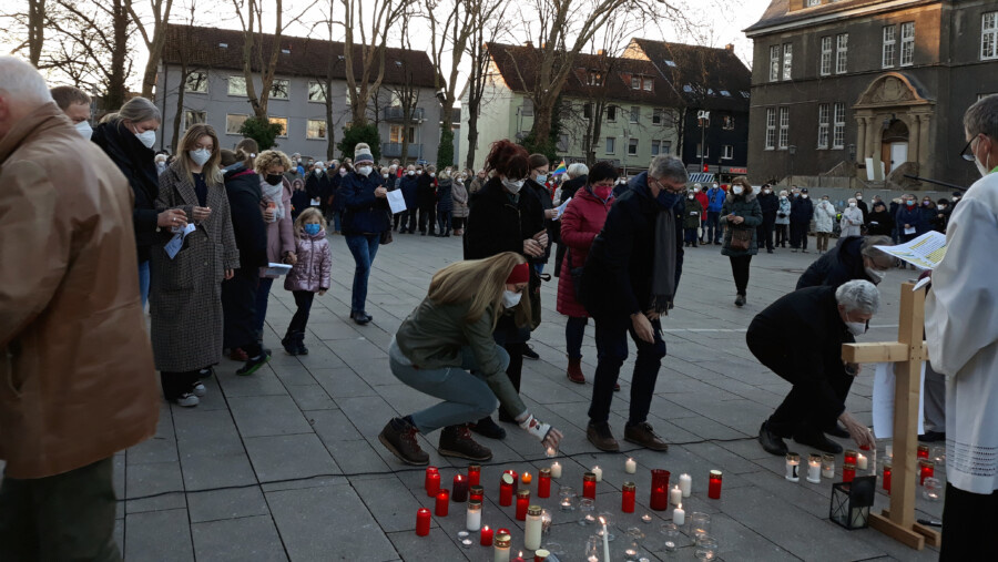 Als Zeichen der Anteilnahme am Leiden der Ukrainer wurden Kerzen entzündet und zum aufgestellten leidenskreis gestellt. (Foto: privat) 