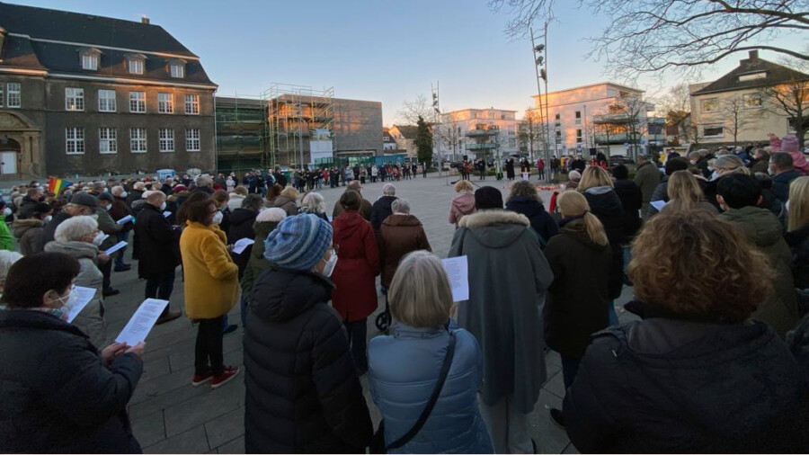 Großes Interesse: Etwa 300 Menschen trafen sich am Sonntag zum ökumenischen Friedensgebet auf dem Marktplatz. (Foto: privat) 