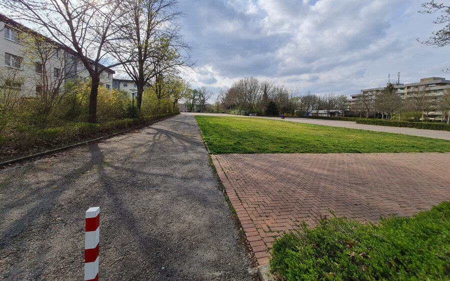 Auf dieser Rasenfläche auf dem Platz von Louviers soll die Bolzplatz-Anlage entstehen. Rechtliche Hürden bestehen laut Verwaltung nicht. (Foto: P. Gräber - Emscherblog) 