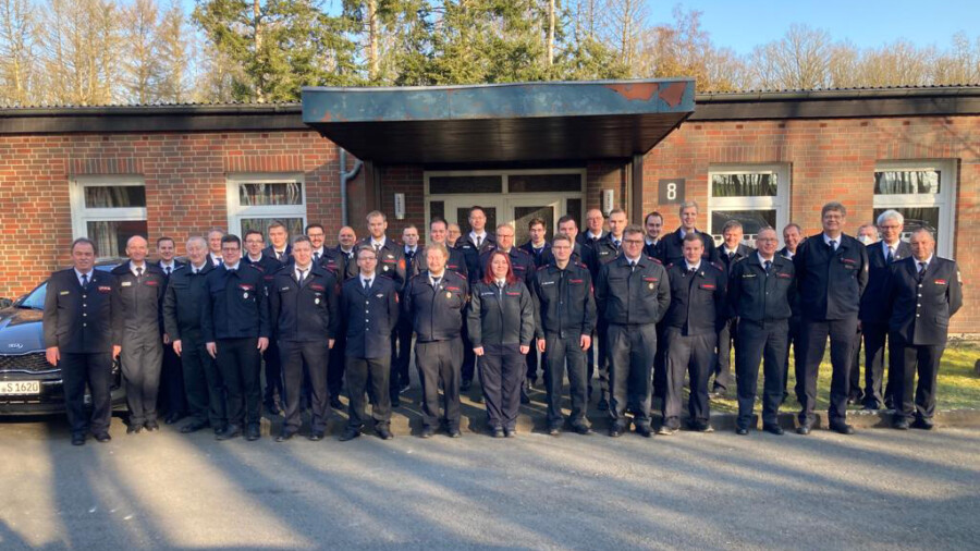 Seit den 60er Jahren hat der Kreis Unna 500 Truppführerlehrgänge für die Ausbildungsgemeinschaft der Feuerwehren durchgeführt: Das Foto zeigt den aktuellen Jubiläumslehrgang in der Graf-York-Kaserne am Möhnesee. (Foto: Kreis Unna)  