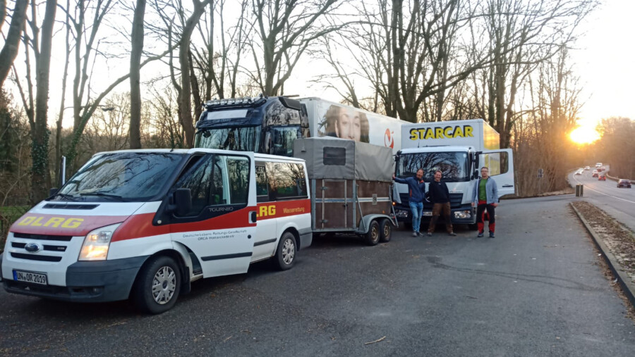 Arne Schulte-Altedorneburg (Mitte) und zwei Begleiter mit ersten Hilfstransport auf einem Rastplatz in Polen. Auch den zweiten Transport in der nächsten Woche wird Schulte-Altedorneburg wieder begleiten. (Foto: privat) 