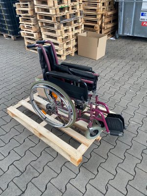 Unter den Hilfsgütern waren auch medizinische Geräte wie dieser Rollstuhl, die mit Spendengeldern angekauft wurden. (Foto: privat)
