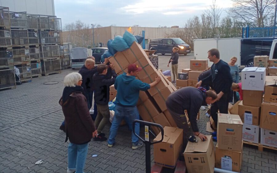Bei der Firma Koda Stanz- und Biegetechnik in Holzwickede wurde der zweite Hilfstransport der Ukraine-Hilfe zusammengestellt und auf die Reise nach Polen und von dort in die Ukraine geschickt. (Foto: privat) 