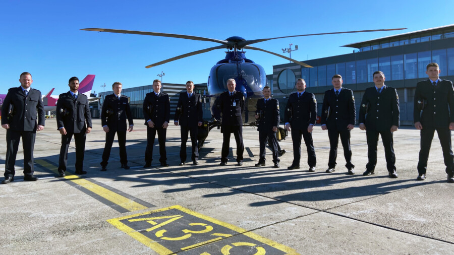 Die zehn neuen Kollegen der Bundespolizei und Polizeidirektor Sven Srol (Mitte) am Dortmunder Flughafen. Foto: Bundespolizei