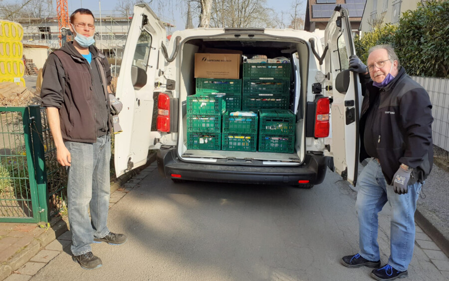 Zwei Helfer der Tafel Unna e.V. holten die Spenden mit dem Auto ab. (Foto: Jan Günther - Dudenrothschule)