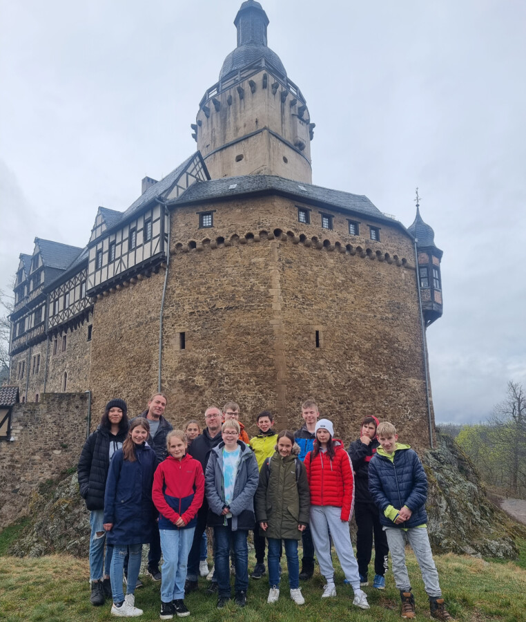 Auch die Burg Falkenstein inklusive Greifvogelschau stand auf dem Besuchsprogramm der Harz-Freizeit.(Foto: privat) 