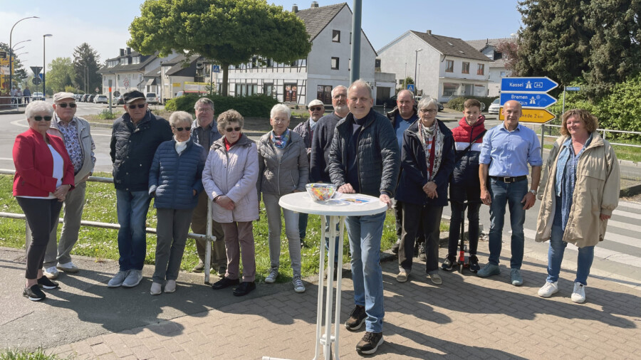 Hengsens Ortsvorsteher Volker Schütte (vorne) war mit der Resonanz auf das neue Format "Schüttes Kreisel-Talk"  gestern hochzufrieden. (Foto: privat) 