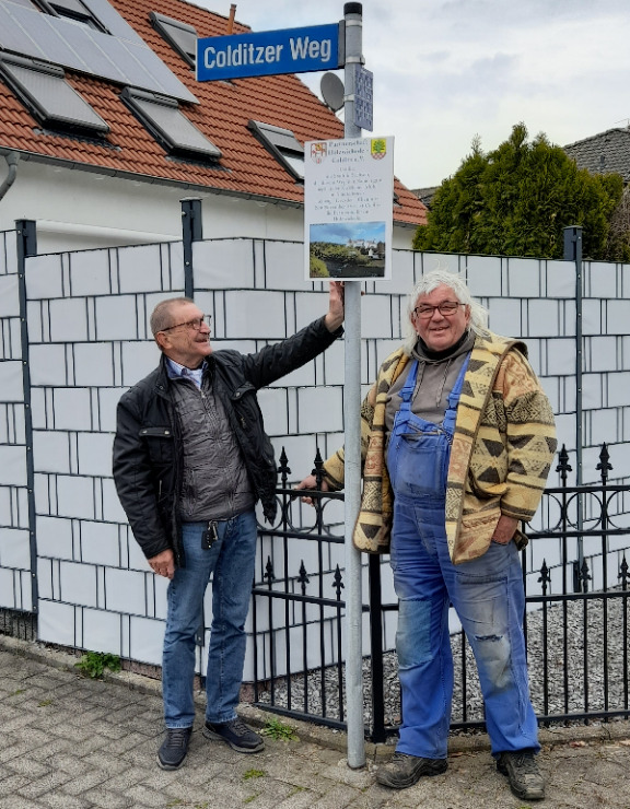 Willy Dorna und Klaus Kappel haben die Info-Tafel zur sächsischen Partnerstadt am Colditzer Weg erneuert,. (Foto: privat) 