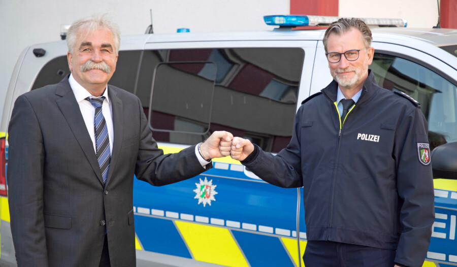 Thoms Röwekamp ist neuer Leiter des Verkehrsdienstes der Kreispolizeibehörde. Sein Vorgänger Thomas Stoltefuß (l.) hat die Dienststelle seit 2009 geleitet und ist in den Ruhestand gewechselt. Foto: KPB Unna