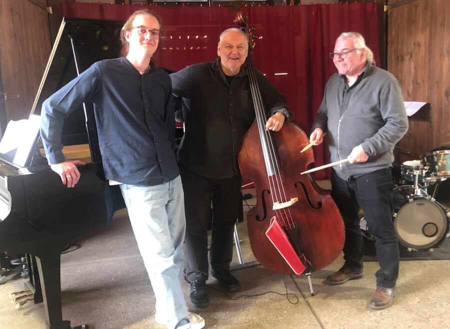 Spielen am 1. Mai im Emscherquellhof: Das Jazz-Trio mit Tim Schmiedner,  Uli Bär und Ralf Bornowski (v.li.).  Für den Auftritt im Emscherquellhof gesellt sich noch der Gitarrist Dima Fedoruk dazu. (Foto: Uli Bär) 