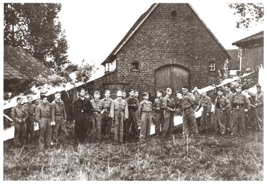 Segelflugschüler mit ihren Fluggeräten im August 1940 in Holzwickede. (Fot: Gemeindearchiv)