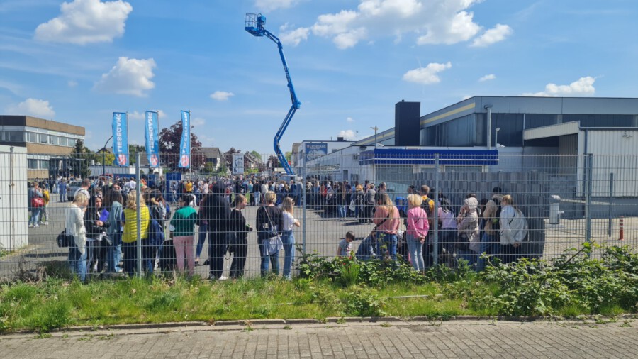 Hunderte ukrainische Flüchtlinge standen friedlich vor dem ehemaligen Betriebsgebäude an der Wilhelmstraße an, um Spendenwaren bei der Verteilaktion zum empfangen. (Foto: P. Gräber - Emscherblog) 