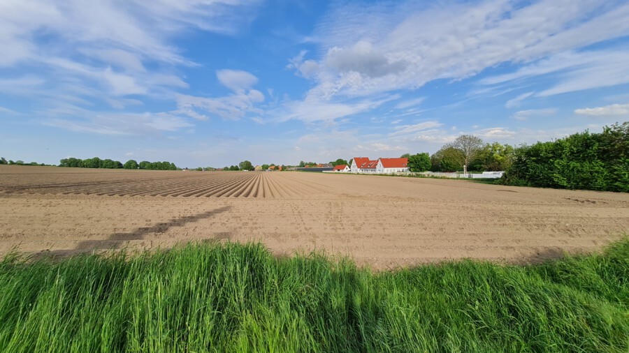 Diese landwirtschaftlichen Flächen unterhalb des Eco Ports und östlich der Vincenz-Wiederholt-Straße in Rausingen werden für Gewerbeansiedlung vorgesehen. (Foto: P. Gräber - Emscherblog)