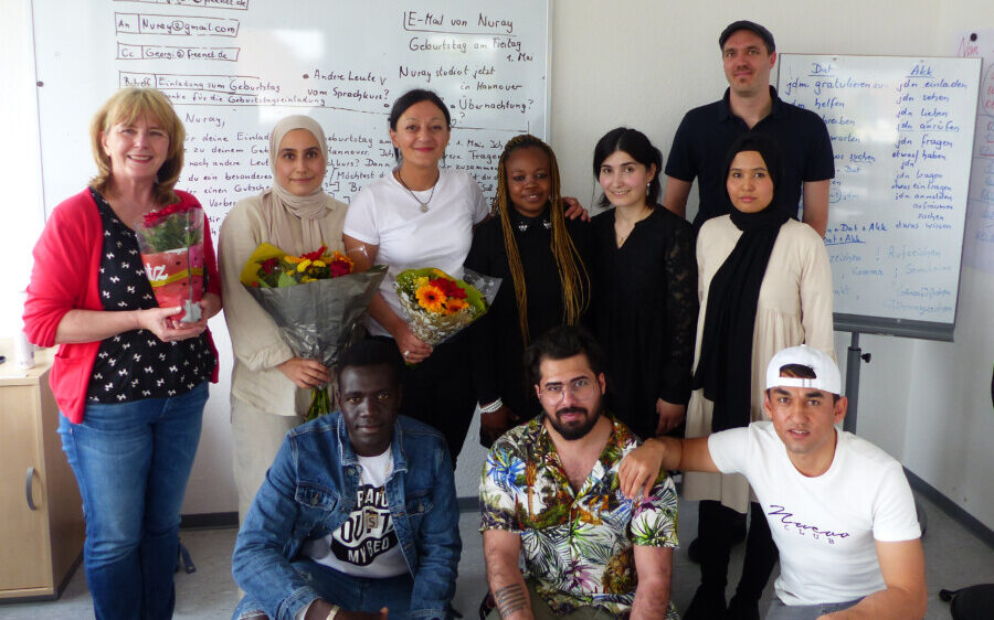 Die Absolventinnen und Absolventen sowie Dozentinnen im Durchstarten-Kurs zusammen mit Ingo Gall (hintere Reihe rechts); (Foto: Multikulturelles Forum)