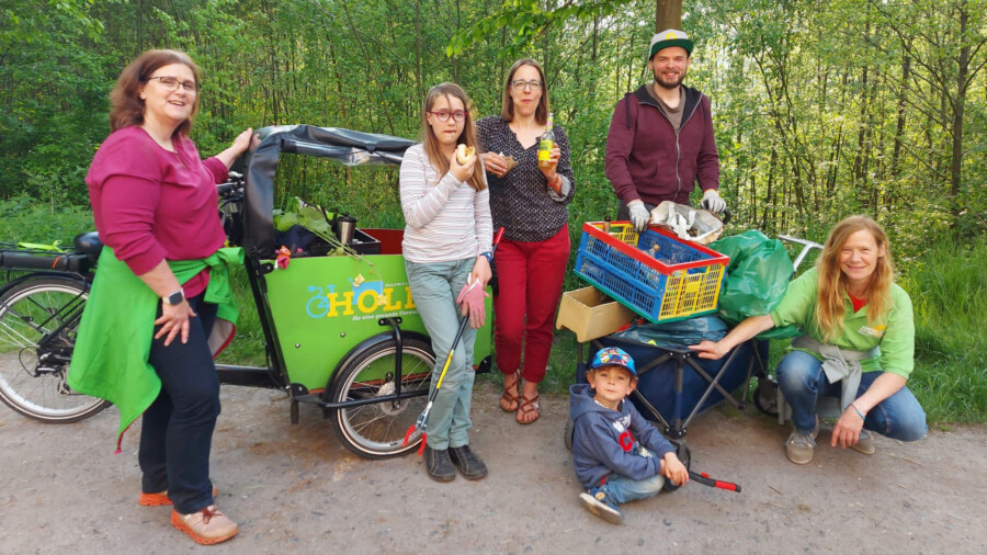 Die Grünen hatten zur Müllsammlung entlang der Emscher im Ortskern gebeten: Für die Helfer gab's zwischendurch einen gesunden Snack. (Foto: privat)