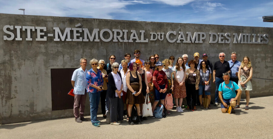 Die Gruppe (dt.-frz.) vor dem Eingang zum Internierungslager Les Milles bei Aix-en-Provence