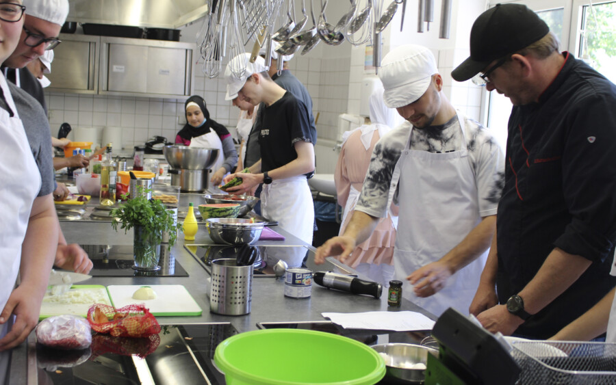 In der Küche wurden internationale Spezialitäten von den Schülerinnen vorbereitet. (Foto: G. Klumpp - mobilitat.de)