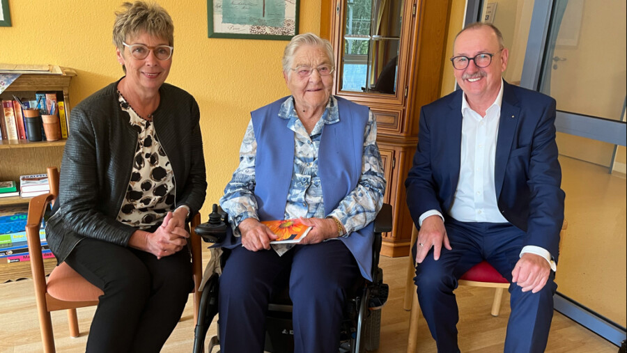 Bürgermeisterin Ulrike Drossel (l.) und Sparkassen-Chef Klaus Moßmeier (r.), ließen es sich nicht nehmen, Elfriede Reimann persönlich zu ihrem 100. Geburtstag zu gratulieren. (Foto: Sparkasse Unna-Kamen) 