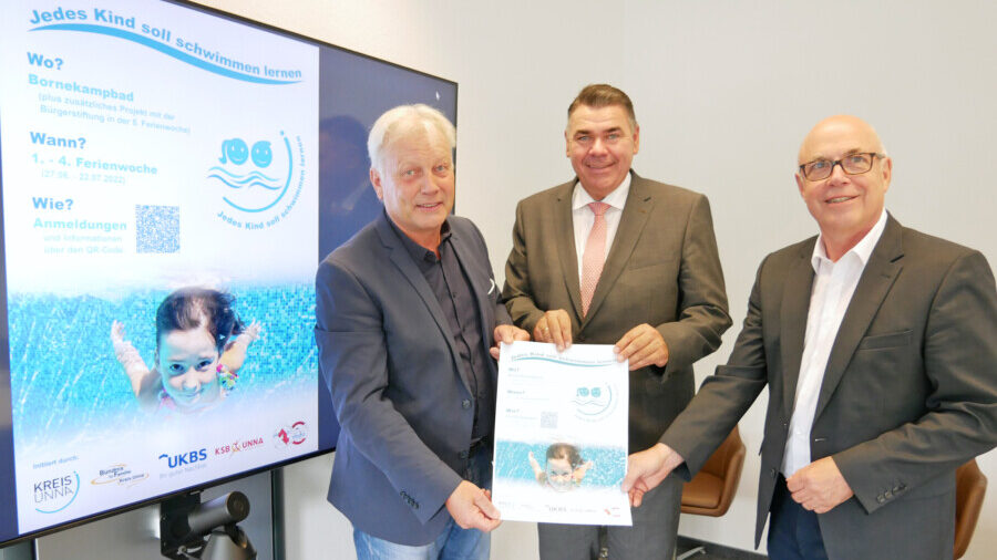 Von links: Klaus Stindt (Vorsitzender Kreissportbund Unna), Landrat Mario Löhr und Matthias Fischer (Geschäftührer UKBS) stellen das Projekt vor. (Foto: Max Rolke - Kreis Unna) 
