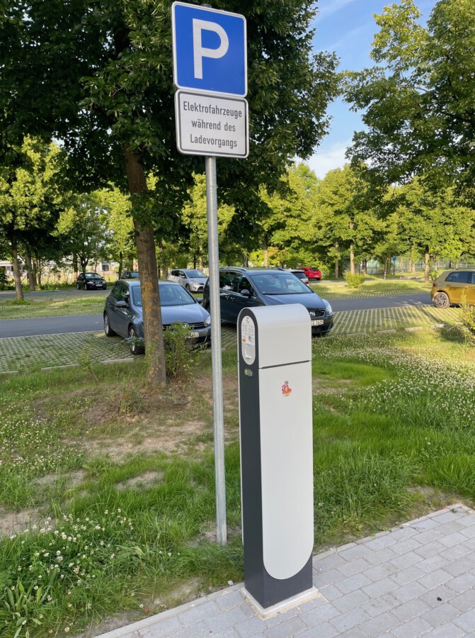Endlich in Betrieb: die lange geplante Ladesäule für Elektrofahrzeuge auf dem Parkplatz der Sportanlage am Haarstrang. (Foto: privat)
