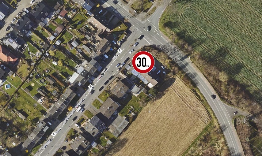 Als Kompromiss soll nun im Landweg (K31) nur noch ein Fahrradschutzstreifen (s. weiße Linie) eingerichtet werden sowie Tenpo 30 eingeführt werden. (Luftbild/Montage: Kreis Unna)   