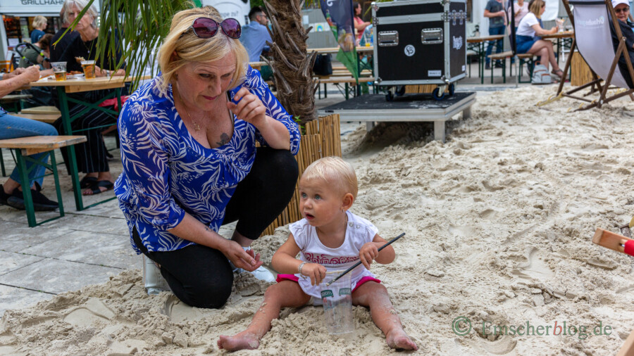 Nicht nur die Kinder genossen das ungewohnte Strandfeeling auf dem Marktplatz. Auch die Veranstalter und alle übrigen Beteiligten waren mit dem viertägigen karibischen Festival sehr zufrieden. (Foto: P. Gräber - Emscherblog)   