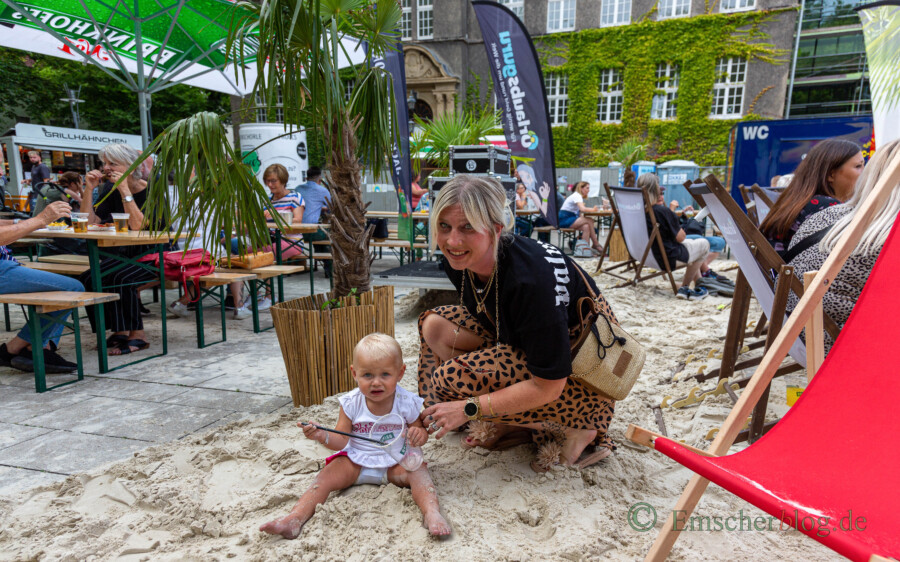 Bis auf das Beachball-Turnier am Samstag ist die größte Sandkiste der Gemeinde vor allem den Kindern vorbehalten. (Foto: P. Gräber - Emscherblog)  