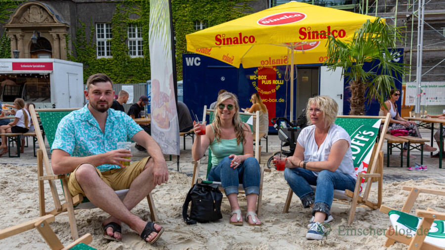 Dieses Trio genoss bereits ganz entsüannt das Strandfeeling auf dem Marktplatz zur Eröffnung von "Holzwickede karibisch". (Foto: P. Gräber - Emscherblog)