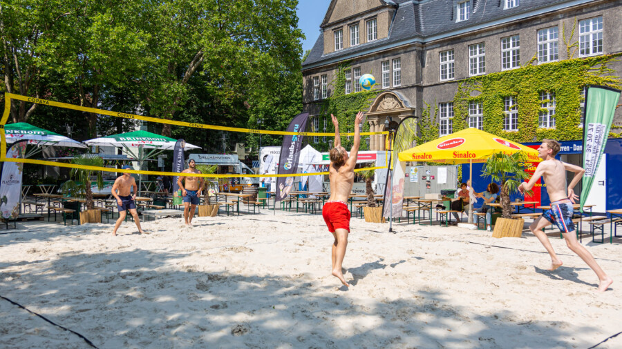 Am Samstag stand tagsüber der sportliche Spaß beim Beachvolleyball-Turnier im Fokus. Insgesamt sechs Teams nahmen daran teil.  (Foto: P. Gräber - Emscherblog)