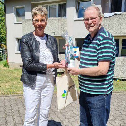 Bürgermeisterin Ulrike Drossel dankte Norbert Griese für seinen ehrenamtlichen Einsatz in der Fahrradwerkstatt. (Foto: Gemeinde Holzwickede) 