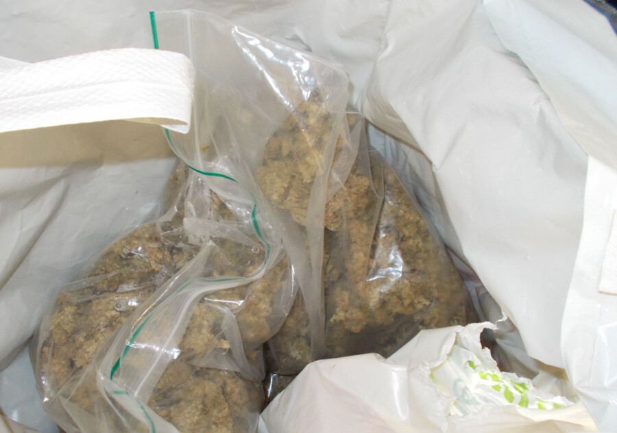 Diese Betäubungsmittel konnten von der Polizei bei den vier Tatverdächtigen sichergestellt werden. Insgesamt sollen sie allein in diesem Jahr mit über 120 Kilogramm illegaler Betäubungsmittel gehandelt haben. (Foto: Polizei Unna)  