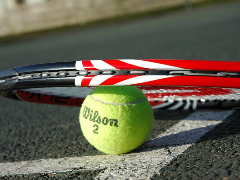 Tennisschläger mit -ball. (Foto: Pixabay.de)