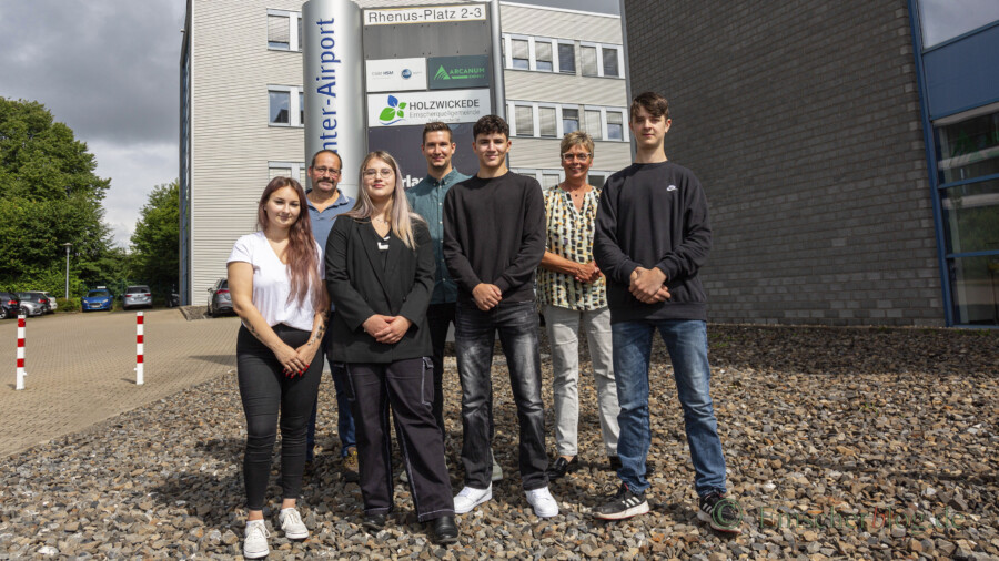 Die vier neuen Auszubildenden Fayola Franck, Celine Kißing, Mohamed Bali und Nils Ungelenk (vorne, von li.) wurde von Bürgermeisterin Ulrike Drossel, Ausbildungsleiter Patrick Wenig und Personalrat Jürgen Straet (hinten, von re.) an ihrem ersten Tag heute begrüßt. (Foto: P. Gräber - Emscherblog)  