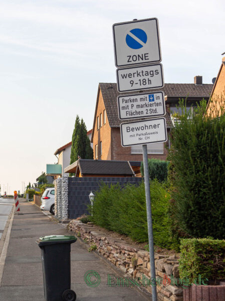 Vor allem im Norden der Gemeinde, wie hier in der Wickeder Straße, nutzen viele Bewohner die Parkausweise. Der Verkehrsausschuss berät morgen über die Gebühren für den Parkausweis. (Foto: P. Gräber - Emscherblog)